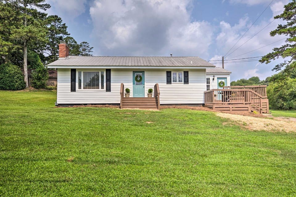 Idyllic Getaway w/ Deck ~ 4 Mi to Dtwn Athens House in Athens