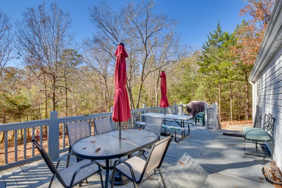 Waterfront Lake Hartwell Home w/ Dock & Fire Pit House in Reed Creek