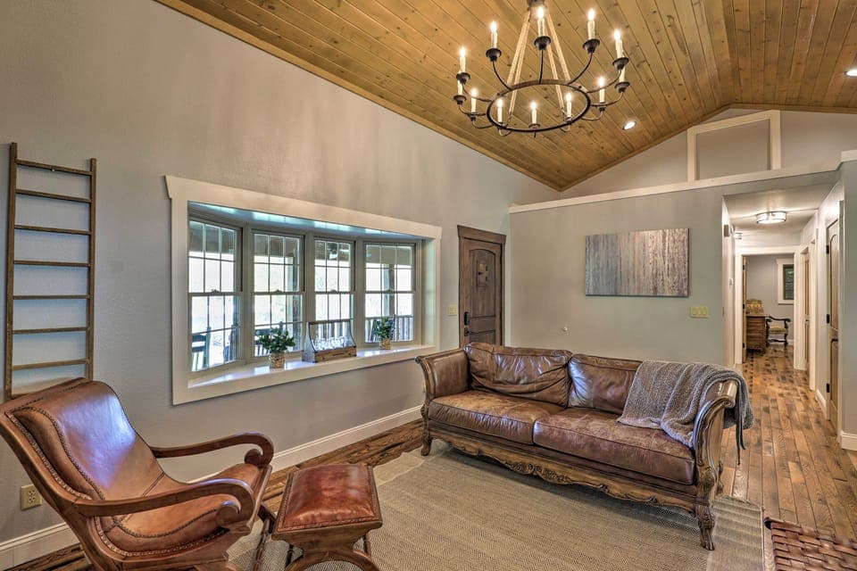 Relax Fireside: Burnsville Gem w/ Game Room & Deck House in Tennessee