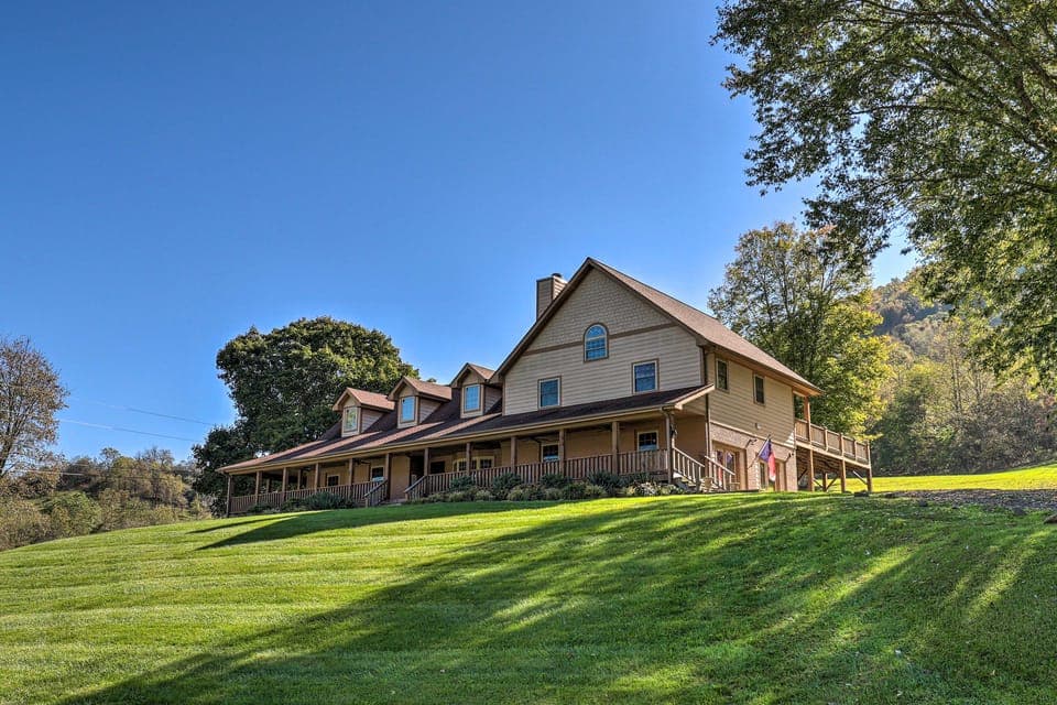 Relax Fireside: Burnsville Gem w/ Game Room & Deck House in Tennessee