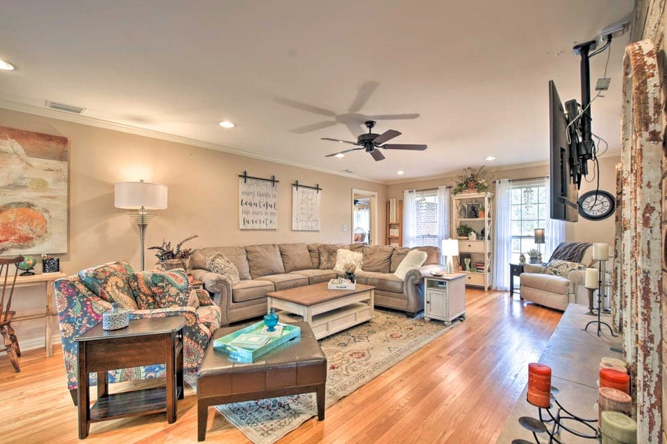 Charming Florence Getaway w/ Fireplace & Grill! House in Florence
