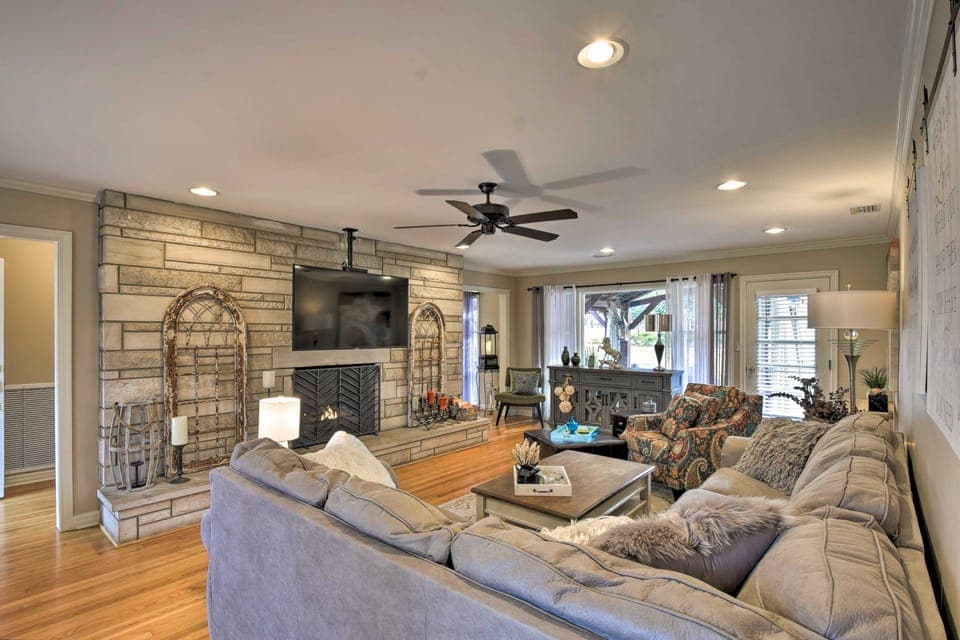 Charming Florence Getaway w/ Fireplace & Grill! House in Florence