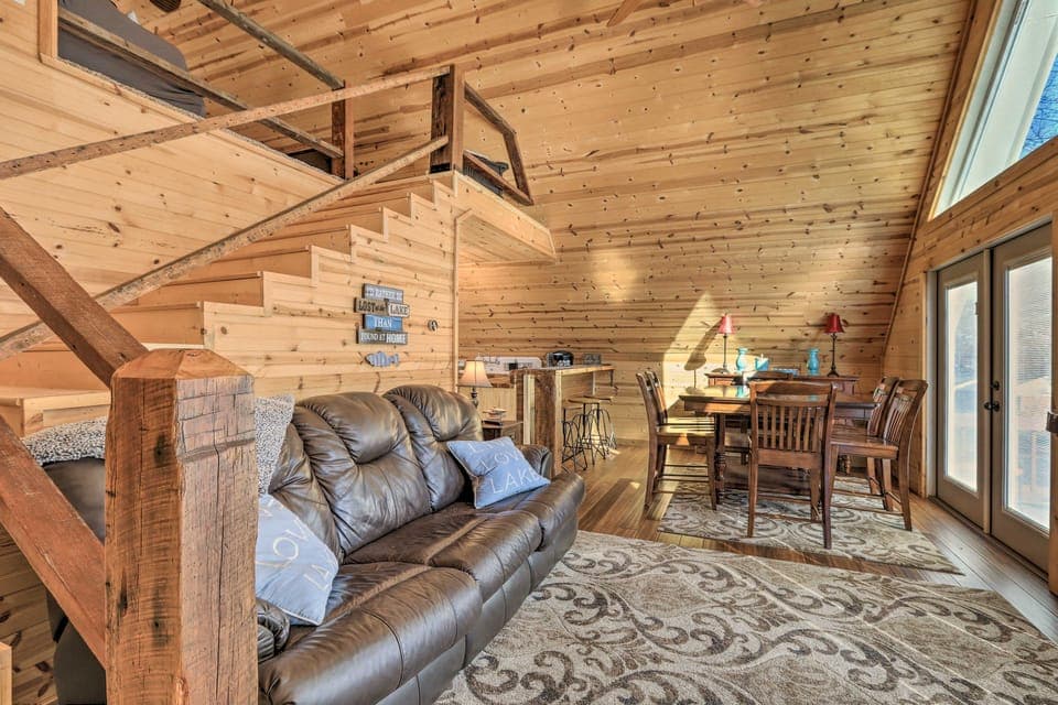 Sparta Lake Home w/ Deck & Boating Access! House in Lake Sinclair