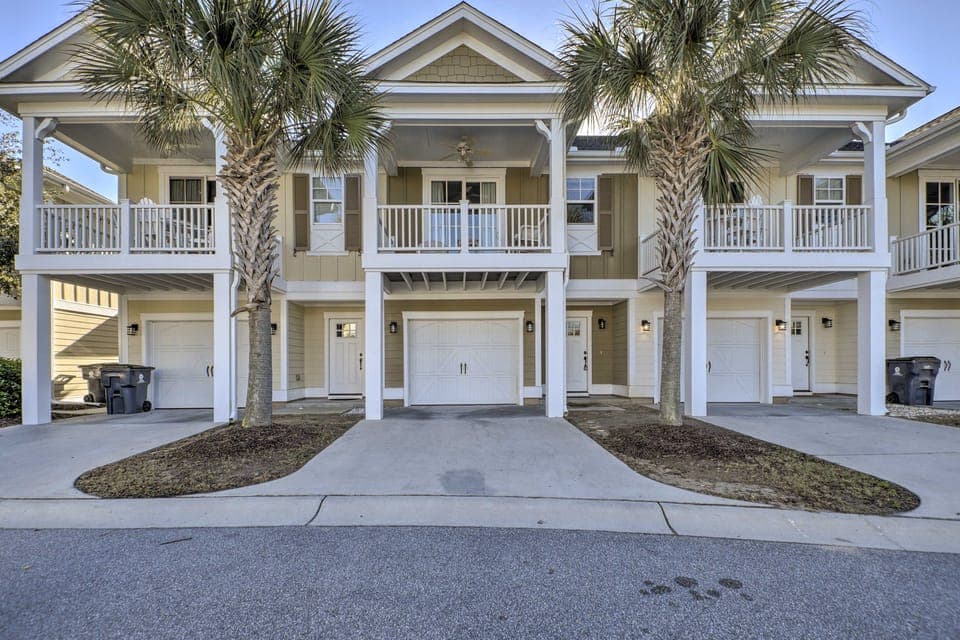 Resort Perks & Pools: Townhome By Barefoot Landing Apartment in Briarcliffe Acres