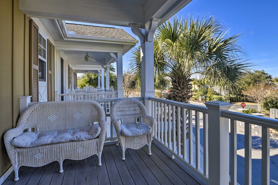 Resort Perks & Pools: Townhome By Barefoot Landing Apartment in Briarcliffe Acres