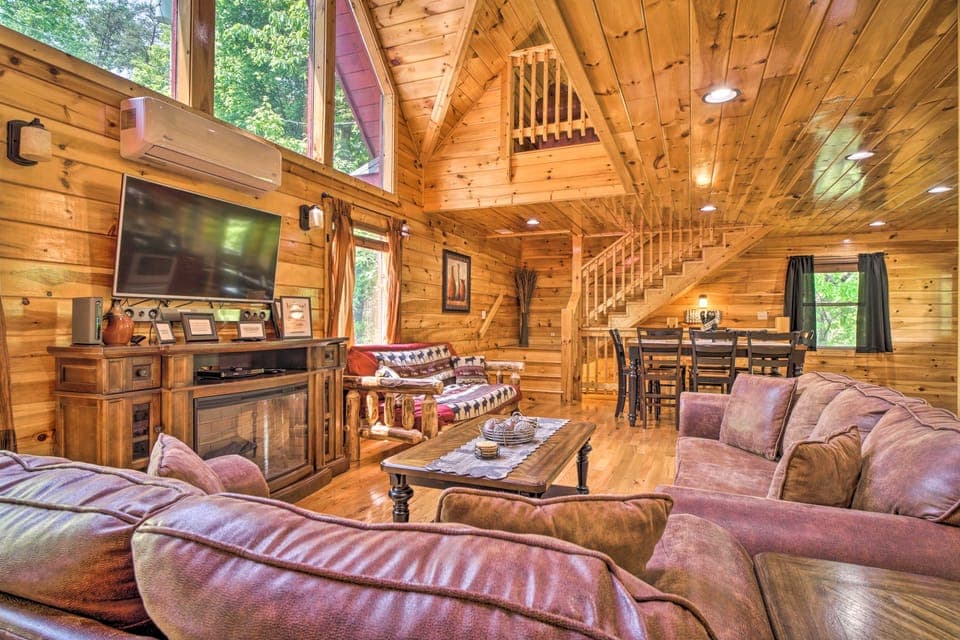Saltwater Pool & Mtn-View Deck: Pigeon Forge Cabin House in Pigeon Forge
