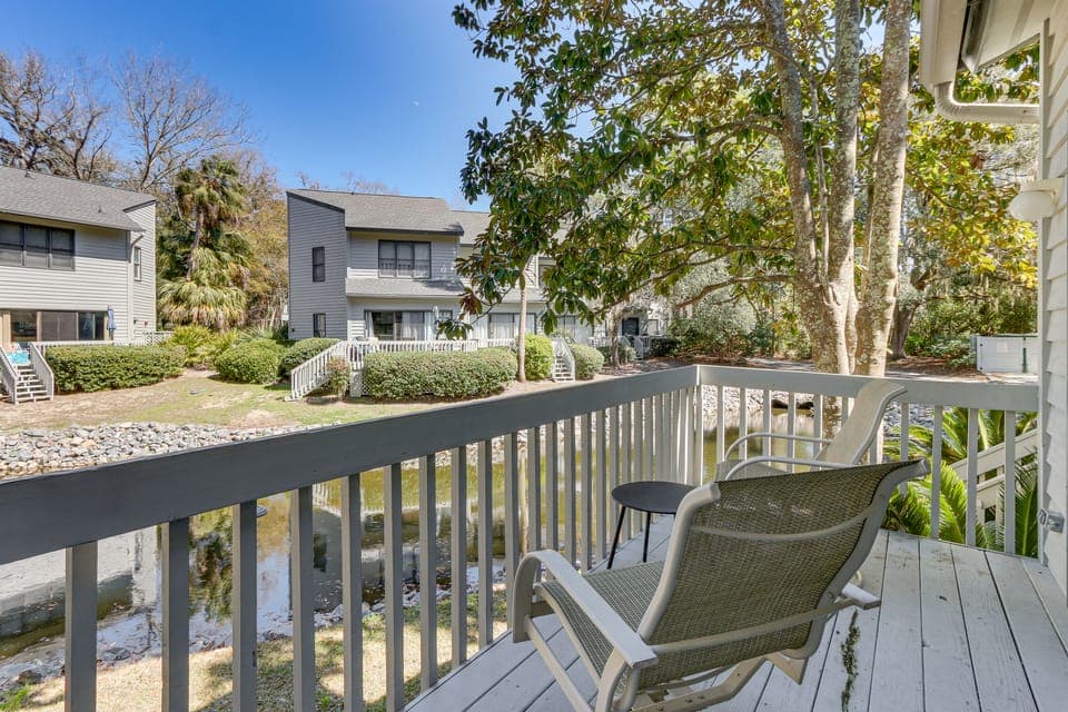 Hilton Head Island Condo w/ Deck < 1 Mi to Beaches Apartment in South Forest Beach
