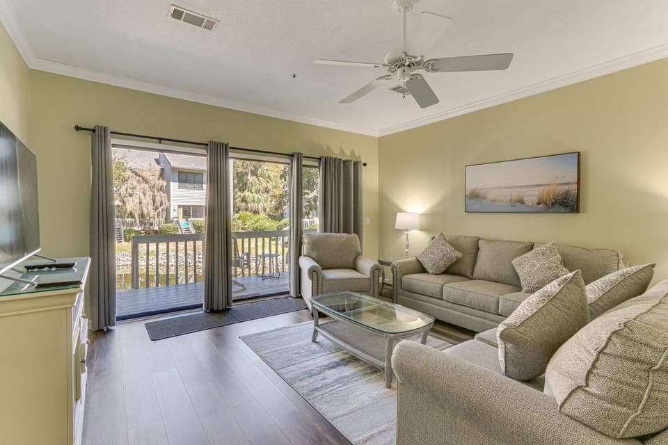 Hilton Head Island Condo w/ Deck < 1 Mi to Beaches Apartment in South Forest Beach