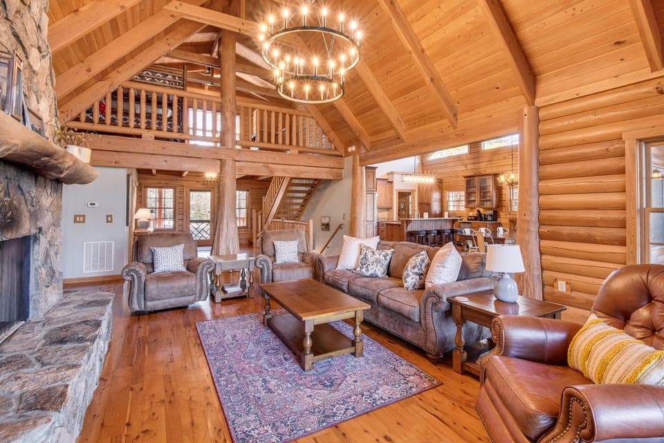 Wooded Cabin: Mtn Views, Hot Tub & 2 Decks! House in Tennessee
