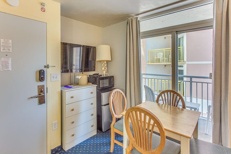 Steps to Beach: Bay Watch Resort Studio Apartment in Atlantic Beach
