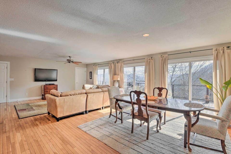Scenic Pet-Friendly House w/ Private Hot Tub! House in Tennessee