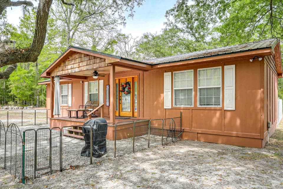 Charming Retreat on 20 Acres w/ Private Lake! House in Walterboro