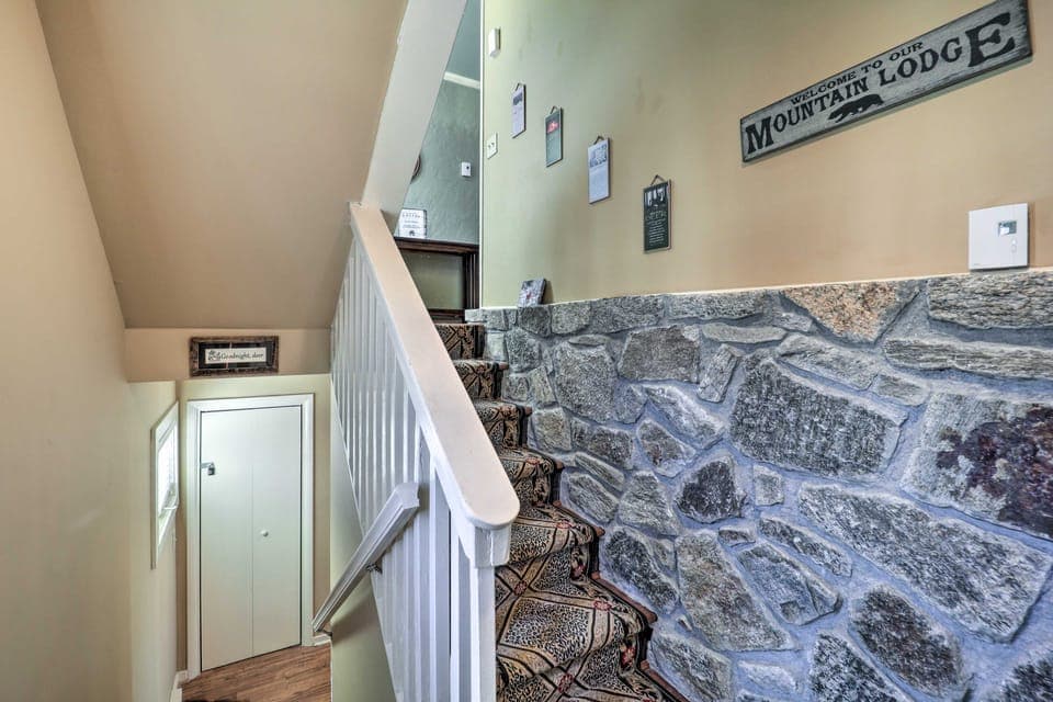 1 Mi to Slopes! Beech Mtn Haven w/ 3 Decks & Views Apartment in Beech Mountain