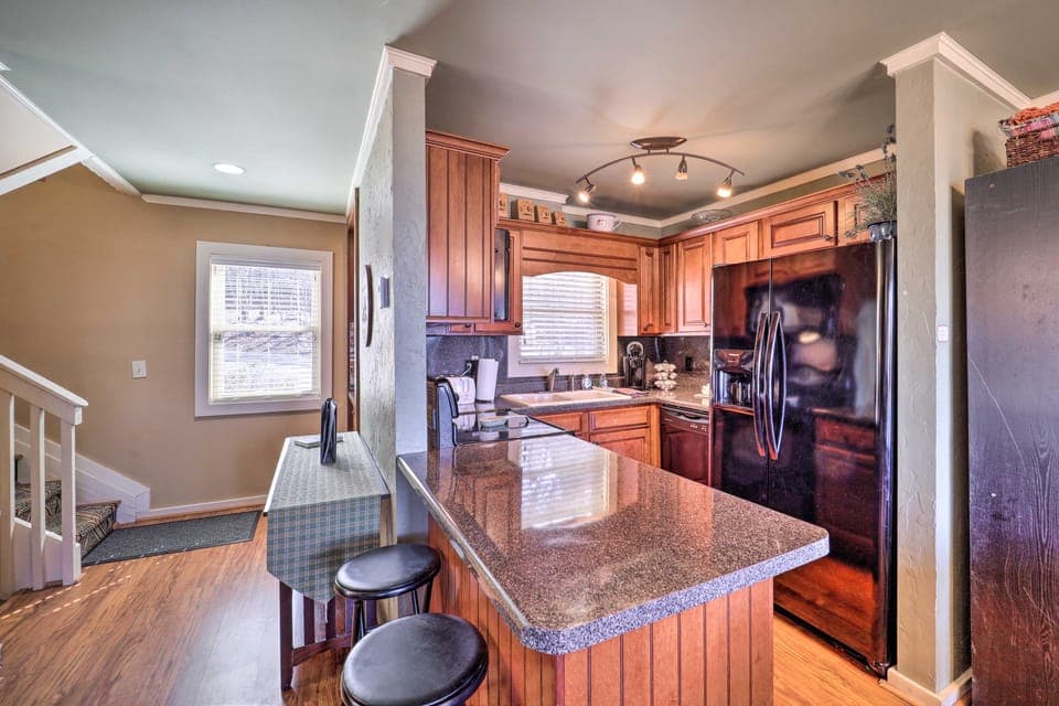1 Mi to Slopes! Beech Mtn Haven w/ 3 Decks & Views Apartment in Beech Mountain