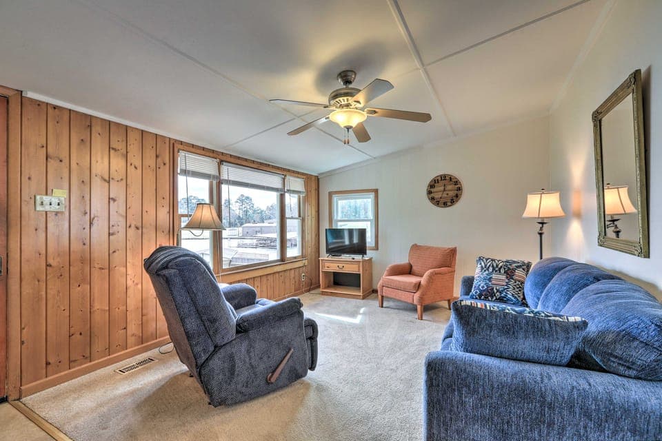 Lake Sinclair Cottage with Deck & Boat Dock! House in Milledgeville