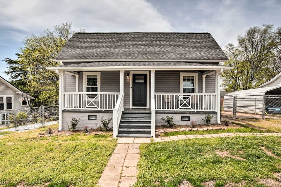 Ideally Located 'Penne Place' w/ Deck & Grill House in Greenville