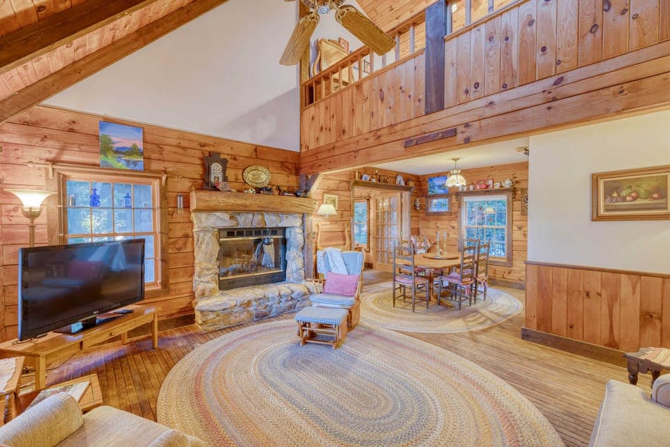 Lakefront Blairsville Cabin w/ Deck + Dock! House in Union County