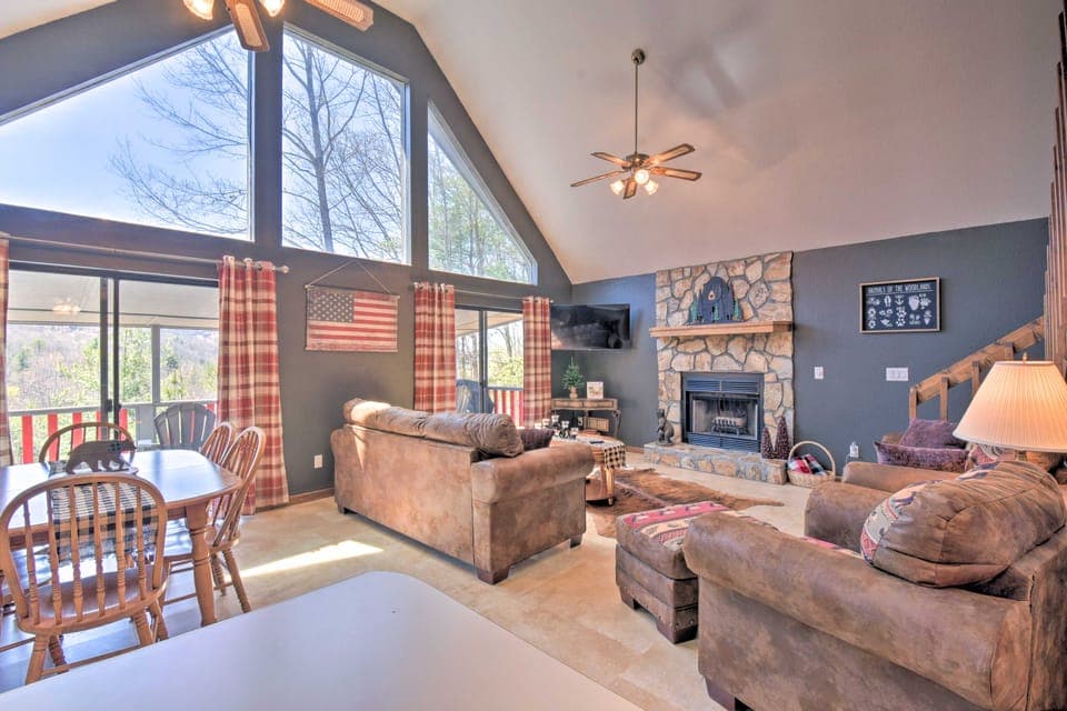 Relax Fireside: ‘HighBearNation Lodge’ Near Hiking House in Tennessee