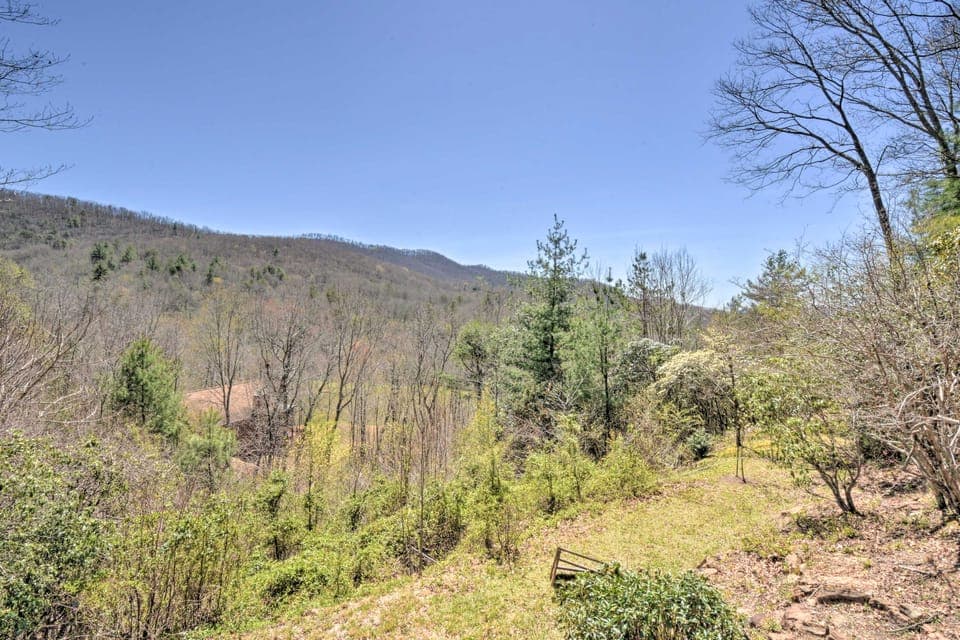 Relax Fireside: ‘HighBearNation Lodge’ Near Hiking House in Tennessee