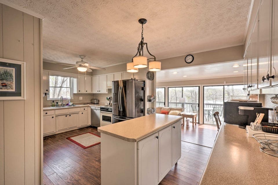 Lakefront Lavonia Cottage w/ 2-Story Dock! Cottage in Lake Hartwell