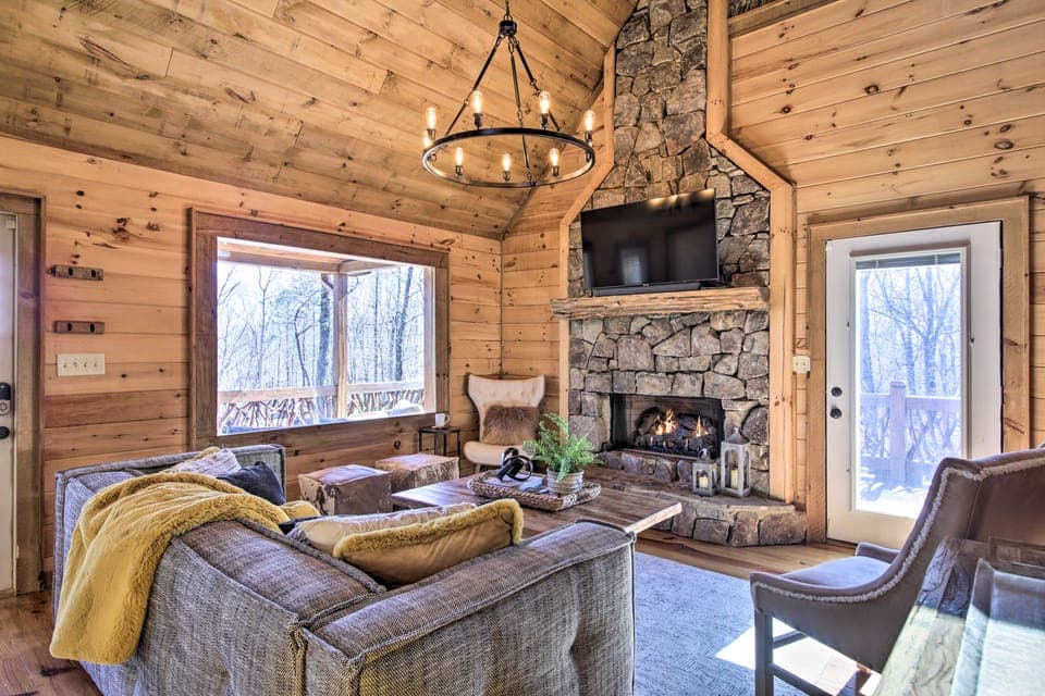 Stunning Escape w/ Loft, Hot Tub + Mtn Views! House in Union County
