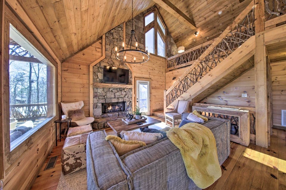 Stunning Escape w/ Loft, Hot Tub + Mtn Views! House in Union County