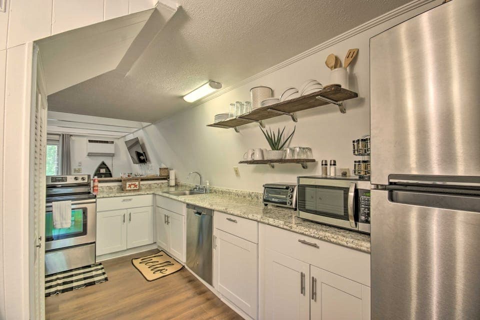 Quaint Tignall Cabin w/ Deck & Private Dock! House in Clarks Hill Lake