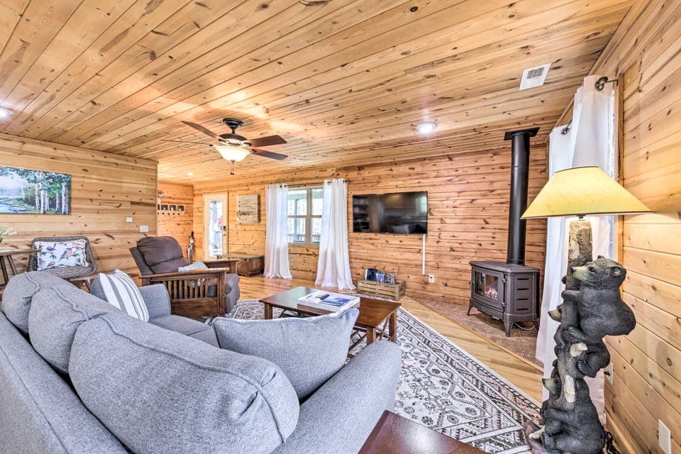 Scenic Murphy Escape with Hot Tub & Fire Pit! House in Tennessee
