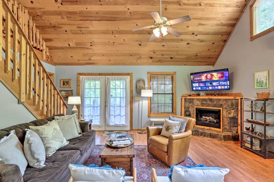'Bumblebee Cottage' Murphy Retreat w/ Hot Tub Cottage in Tennessee