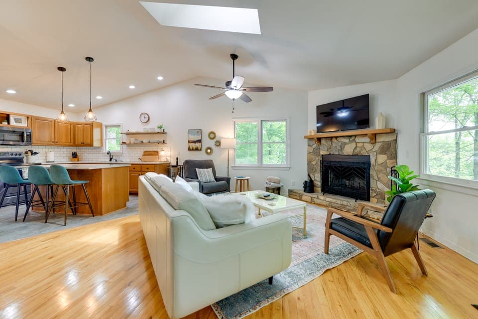 Updated Home w/ Private Hot Tub & Mtn Views! House in Tennessee