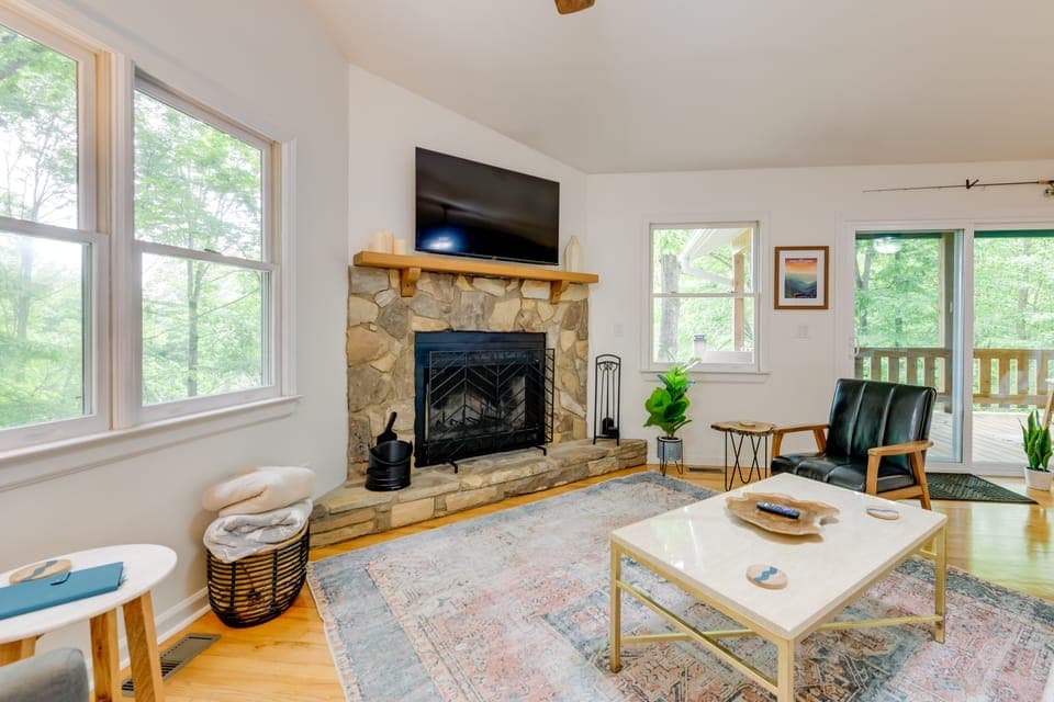 Updated Home w/ Private Hot Tub & Mtn Views! House in Tennessee