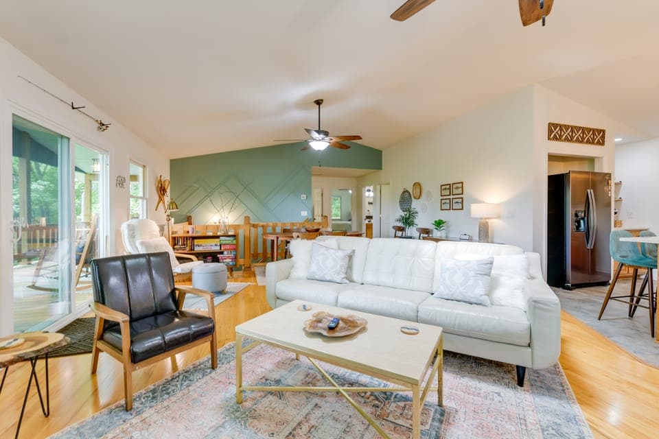 Updated Home w/ Private Hot Tub & Mtn Views! House in Tennessee