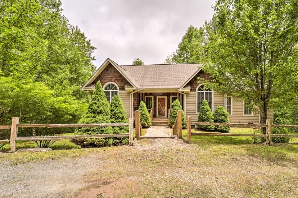 Pond On-Site! Dog-Friendly Blue Ridge Mtn Retreat House in Watauga