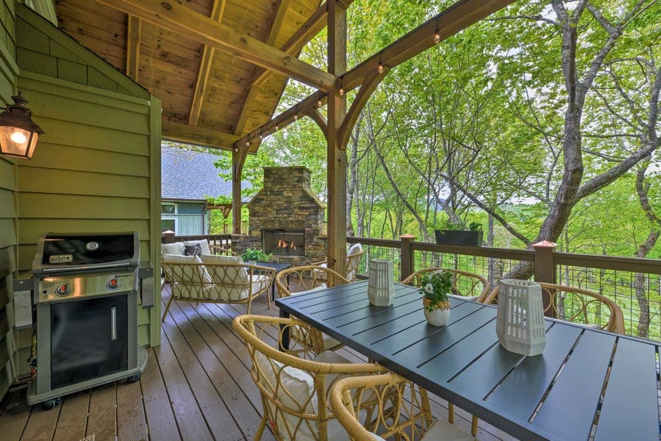 Trillium Home w/ Golf Course Views & Fireplaces! House in Lake Glenville