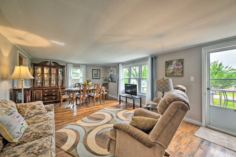 Cheerful Grand Rivers Cottage, 1/2 Mi to Lake Cottage in Grand Rivers