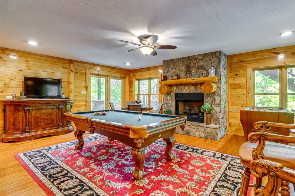 Hike, Fish & Golf: Burnsville Retreat w/ Deck! House in Buncombe County