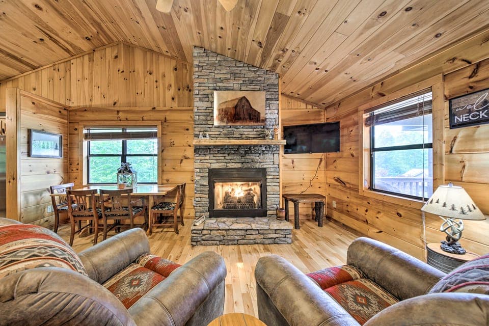 Charming Cabin w/ Deck ~ 6 Mi to Nottely Lake House in Union County