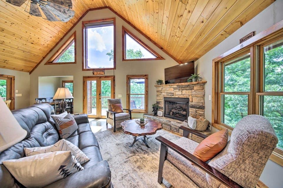 Spacious Murphy Chalet w/ Hot Tub: Mtn Views! House in Tennessee