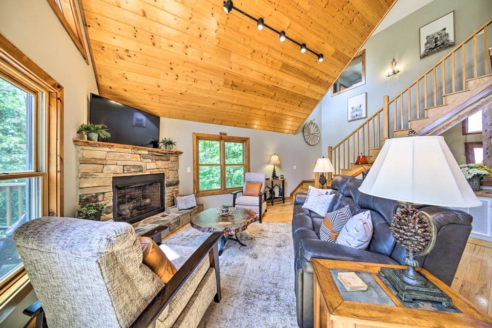 Spacious Murphy Chalet w/ Hot Tub: Mtn Views! House in Tennessee