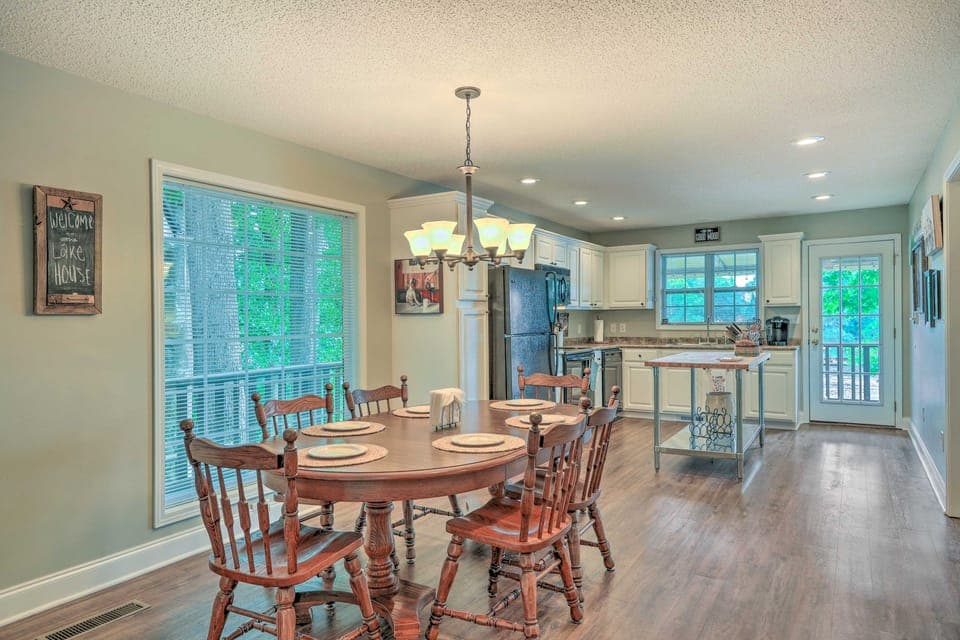Lakefront Retreat w/ Deep Water + Great Views! House in Lake Sinclair