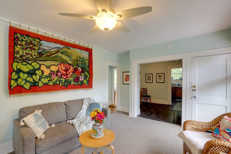Lovely Hendersonville Retreat ~ 1 Mi to Downtown! Apartment in Hendersonville