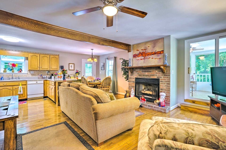 Secluded Chattanooga Getaway w/ Deck + Yard! House in Chattanooga