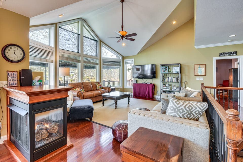 Waterfront Getaway w/ Fire Pit + Game Room! House in South Carolina