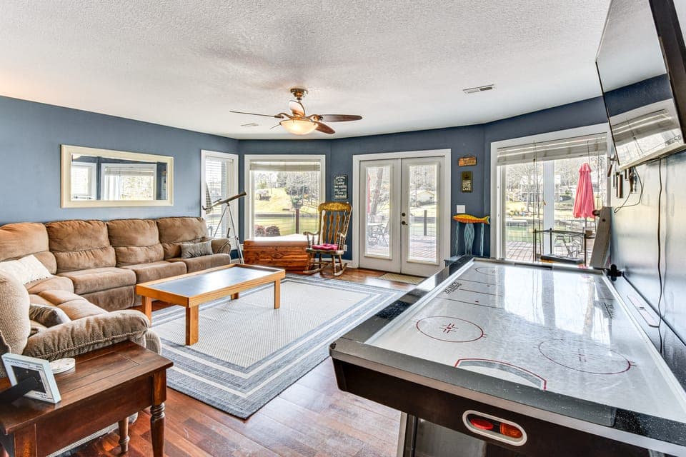 Waterfront Getaway w/ Fire Pit + Game Room! House in South Carolina