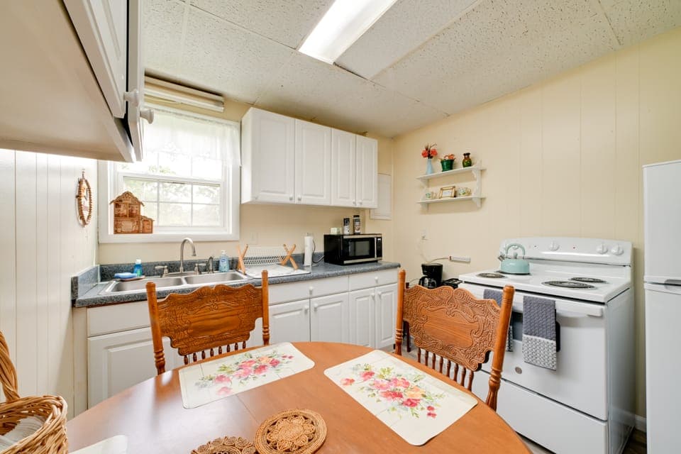 Serene McEwen Cottage ~ 2 Mi to Golf Course! Cottage in Tennessee