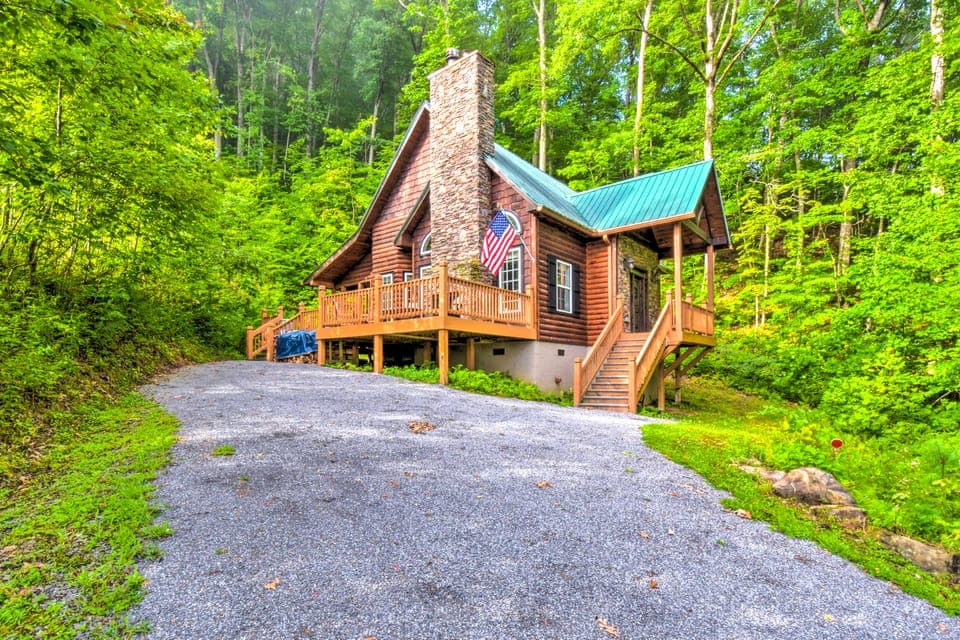 3 Mi to Museums: Smoky Mountains Cabin w/ Deck House in Tennessee