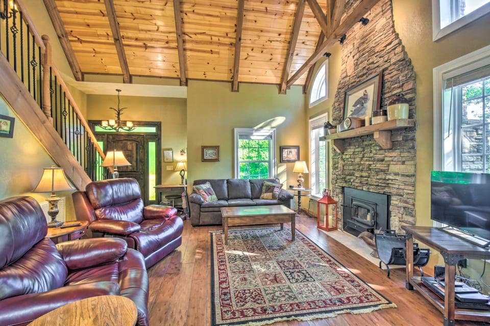 3 Mi to Museums: Smoky Mountains Cabin w/ Deck House in Tennessee