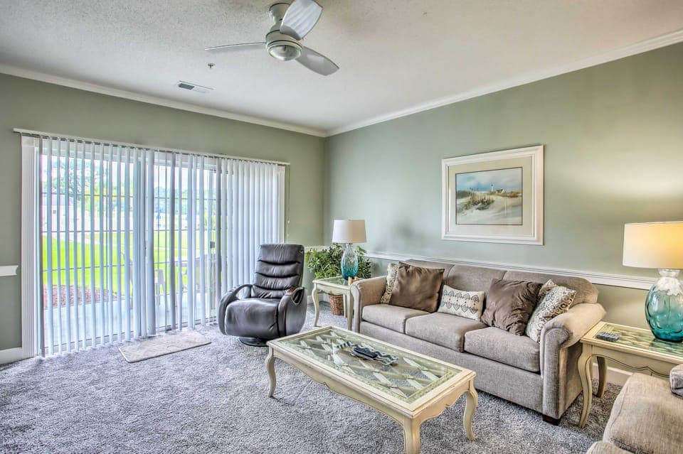 Tasteful Myrtle Beach Condo with Patio & Pool! Apartment in Carolina Forest