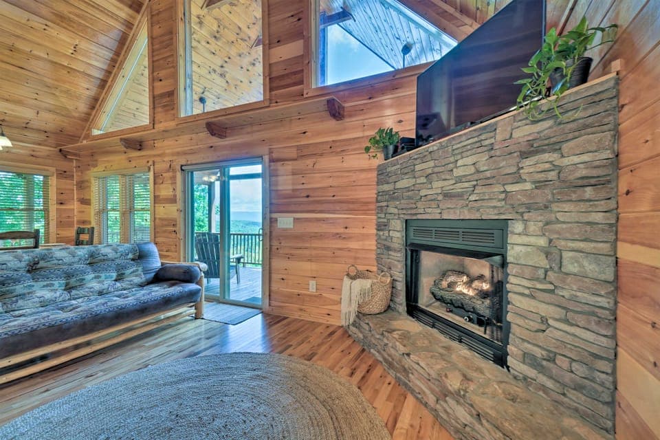 ‘Hiwassee Hideaway' Cabin w/ Mountain Views! House in Tennessee