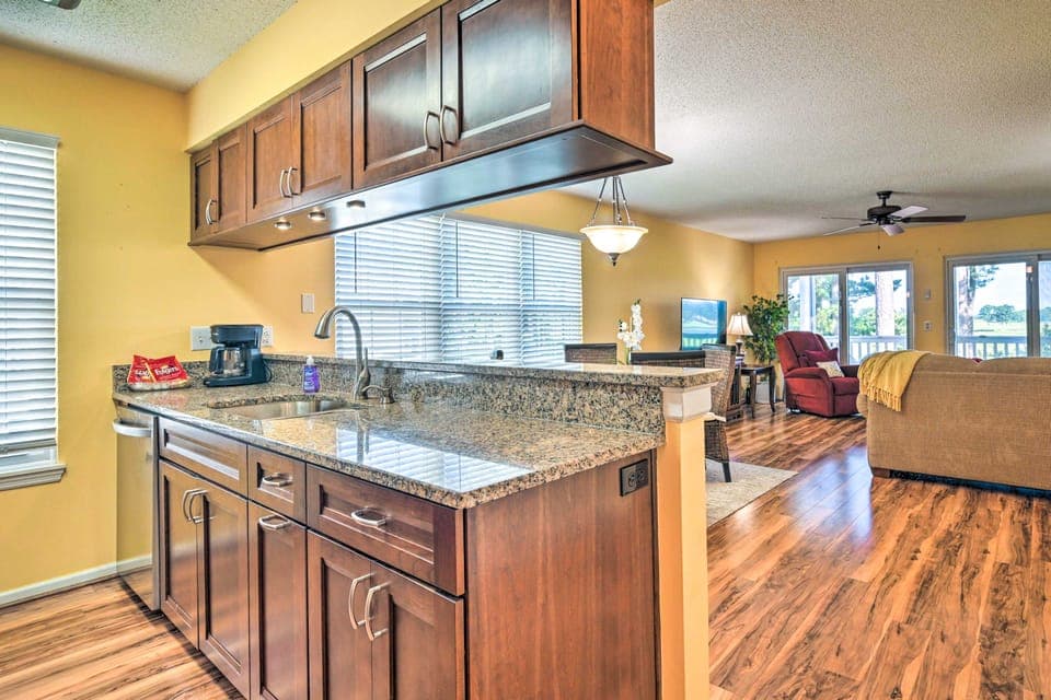 Pool, Patio & Golf Course Views: Myrtle Beach Gem Apartment in Carolina Forest